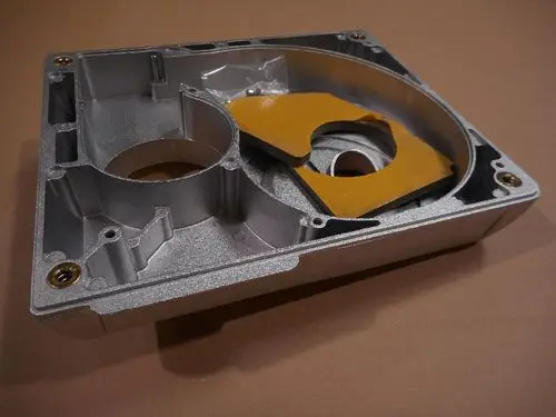 Gehäuse von Remeha, aus Aluminium gefertigt, mit mehreren Aussparungen und Löchern zur Befestigung, auf einer einfarbigen Unterlage abgebildet.